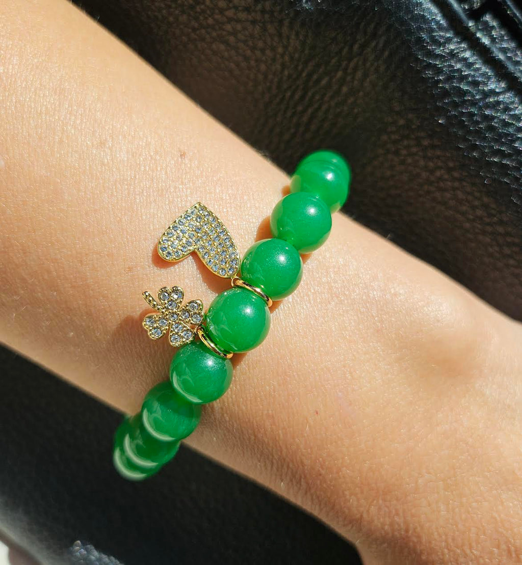 Bracelet extensible perlé jade avec breloques