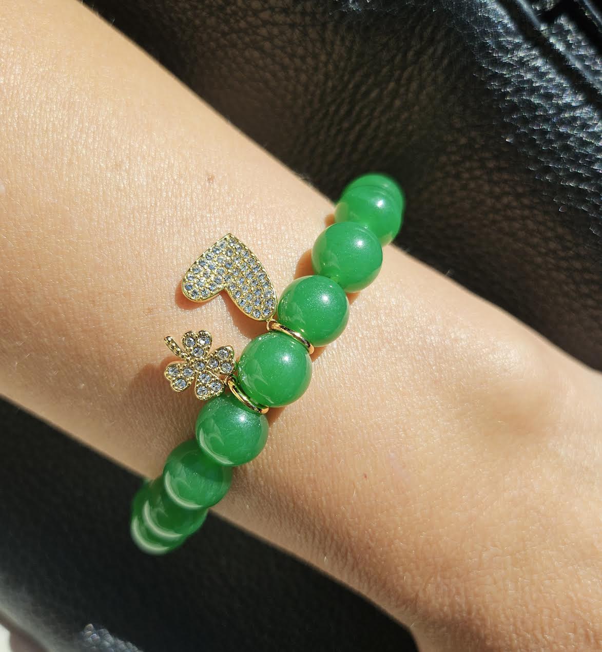 Bracelet extensible perlé jade avec breloques