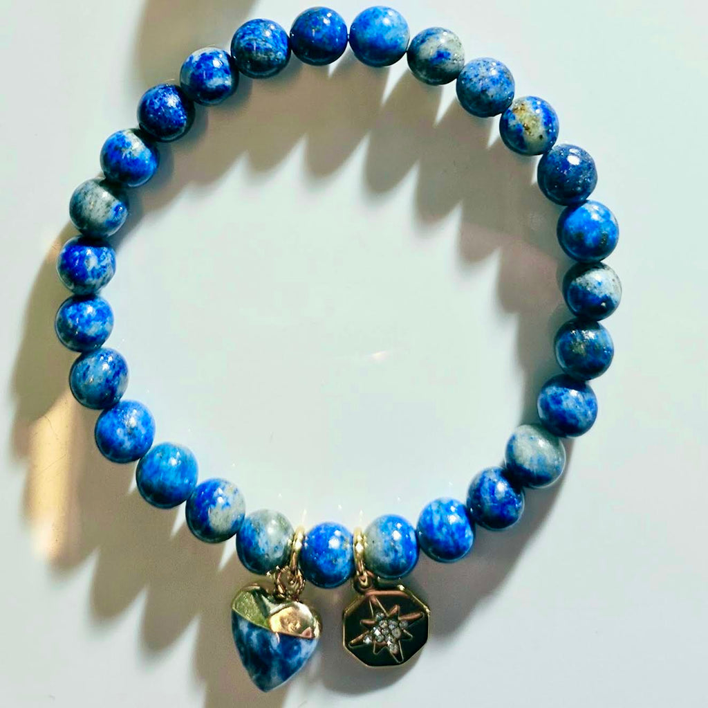 Bracelet extensible perlé lapis avec breloques