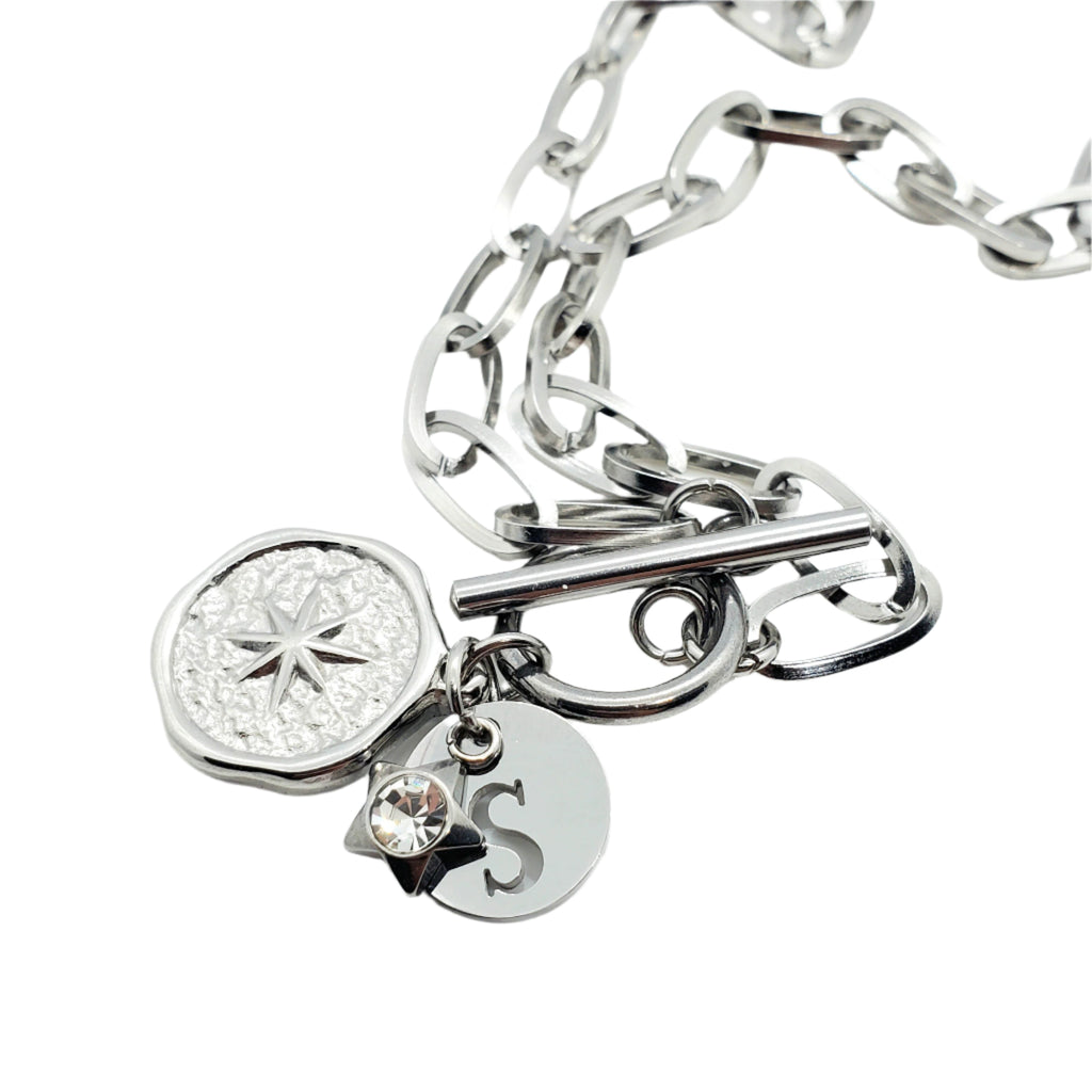 Collier fermoir à bascule étoile et initiale