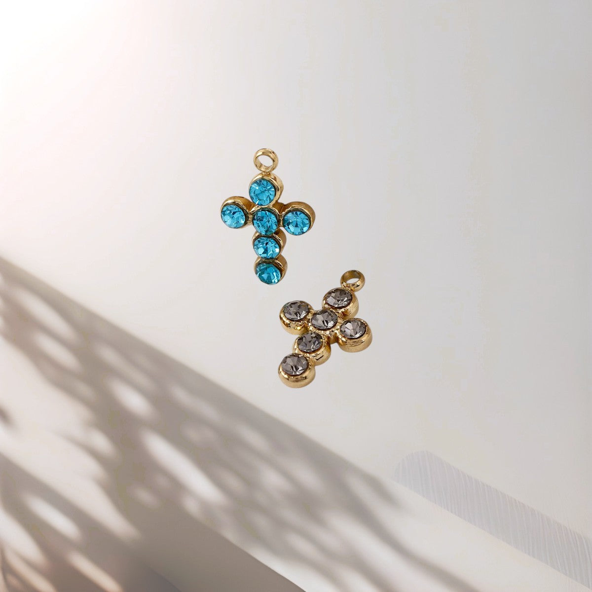 Breloque mini croix en cristal