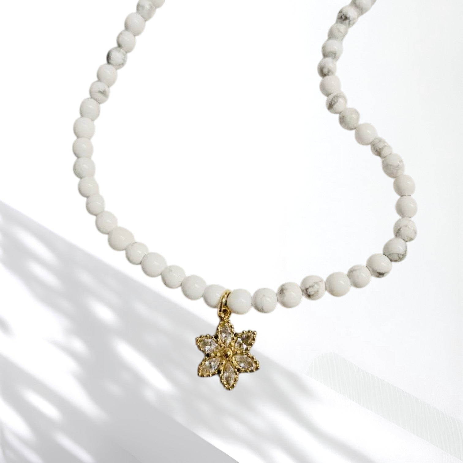 Collier en pierres naturelles – Breloque flocon – 6 mm